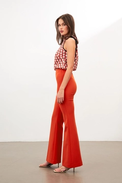 Ein Bekleidungsmodell aus dem Großhandel trägt str11307-trousers-coral-color, türkischer Großhandel Hose von Setre