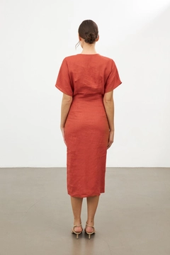 Ένα μοντέλο χονδρικής πώλησης ρούχων φοράει str11321-dress-apricot, τούρκικο Φόρεμα χονδρικής πώλησης από Setre