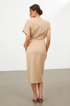 Ένα μοντέλο χονδρικής πώλησης ρούχων φοράει str11339-dress-beige, τούρκικο Φόρεμα χονδρικής πώλησης από Setre