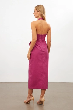 Bir model, Setre toptan giyim markasının str11400-dress-dusty-rose toptan Elbise ürününü sergiliyor.