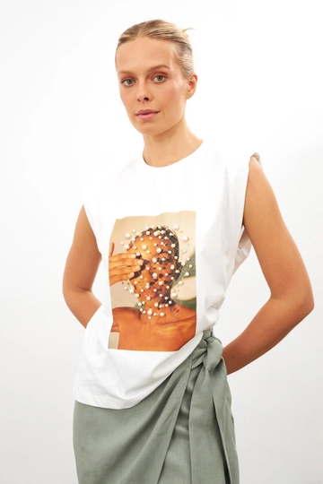 A wholesale clothing model wears  T-shirt - Ecru
, Turkish wholesale Tshirt of Setre