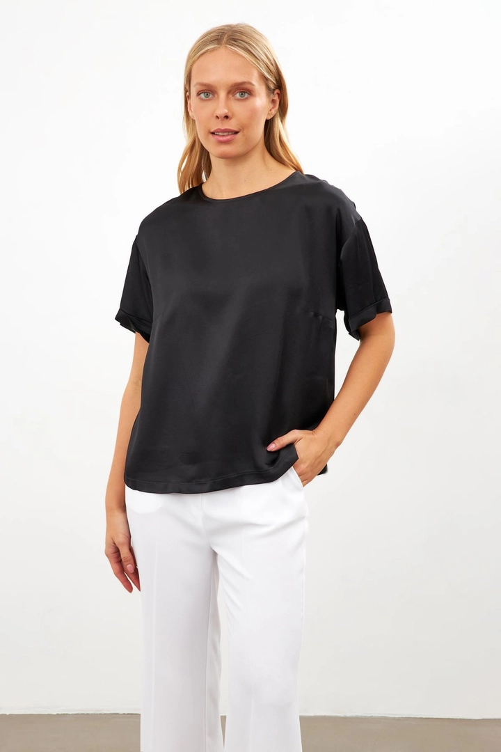 Ein Bekleidungsmodell aus dem Großhandel trägt str11422-blouse-black, türkischer Großhandel Bluse von Setre