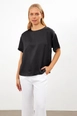 Una modella di abbigliamento all'ingrosso indossa str11422-blouse-black, vendita all'ingrosso turca di  di 