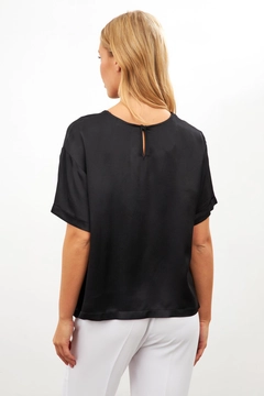 Ένα μοντέλο χονδρικής πώλησης ρούχων φοράει str11422-blouse-black, τούρκικο Μπλούζα χονδρικής πώλησης από Setre