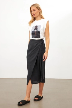 Een kledingmodel uit de groothandel draagt str11430-skirt-black, Turkse groothandel Rok van Setre