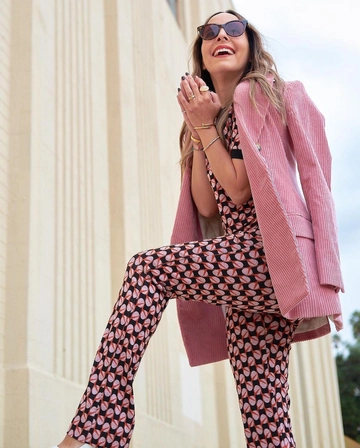 Ein Bekleidungsmodell aus dem Großhandel trägt  Anzug - Rosa Schwarz
, türkischer Großhandel Anzug von Sobe