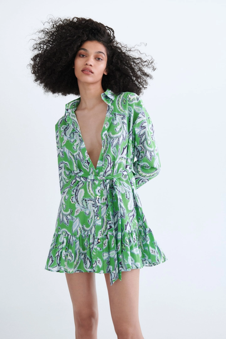 Bir model, Sobe toptan giyim markasının SBE10060 - Dress - Green toptan Elbise ürününü sergiliyor.