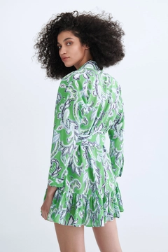 Bir model, Sobe toptan giyim markasının SBE10060 - Dress - Green toptan Elbise ürününü sergiliyor.