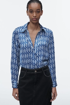 Bir model, Sobe toptan giyim markasının SBE10078 - Shirt - Blue toptan Gömlek ürününü sergiliyor.