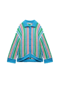 Bir model, Sobe toptan giyim markasının SBE10081 - Cardigan And Crop Top Suit - Multicolor toptan Hırka ürününü sergiliyor.