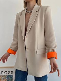 Bir model, Sobe toptan giyim markasının SBE10090 - Jacket - Beige toptan Ceket ürününü sergiliyor.