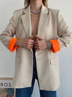 Ein Bekleidungsmodell aus dem Großhandel trägt SBE10090 - Jacket - Beige, türkischer Großhandel Jacke von Sobe