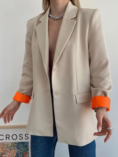 Una modella di abbigliamento all'ingrosso indossa SBE10090 - Jacket - Beige, vendita all'ingrosso turca di Giacca di Sobe