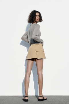 Ein Bekleidungsmodell aus dem Großhandel trägt SBE10340 - Pocket Shorts - Beige, türkischer Großhandel Kurze Hose von Sobe