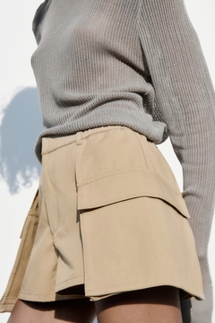 Una modelo de ropa al por mayor lleva SBE10340 - Pocket Shorts - Beige, Pantalones Cortos turco al por mayor de Sobe