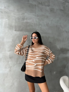 A wholesale clothing model wears sbe10705-sweater-camel, Turkish wholesale Sweater of Sobe