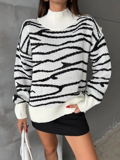A wholesale clothing model wears sbe10706-sweater-ecru, Turkish wholesale Sweater of Sobe
