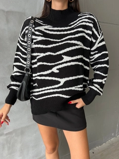 A wholesale clothing model wears sbe10709-sweater-black, Turkish wholesale Sweater of Sobe