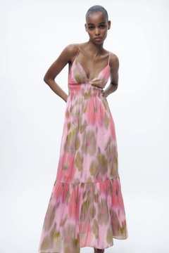 Bir model, Sobe toptan giyim markasının sbe10745-dress-pink-&-mink toptan Elbise ürününü sergiliyor.
