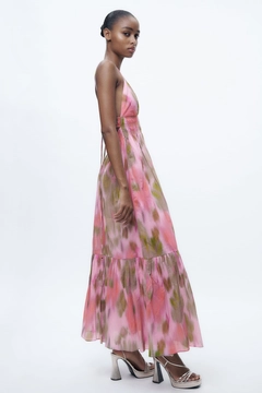 Bir model, Sobe toptan giyim markasının sbe10745-dress-pink-&-mink toptan Elbise ürününü sergiliyor.