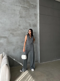 A wholesale clothing model wears sbe11166-suit-dark-gray, Turkish wholesale Suit of Sobe