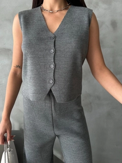 A wholesale clothing model wears sbe11166-suit-dark-gray, Turkish wholesale Suit of Sobe