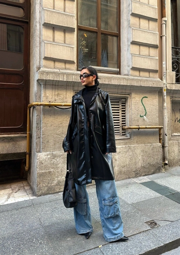 Veleprodajni model oblačil nosi  Usnjen dežni plašč - črn
, turška veleprodaja Dežni plašč od Sobe