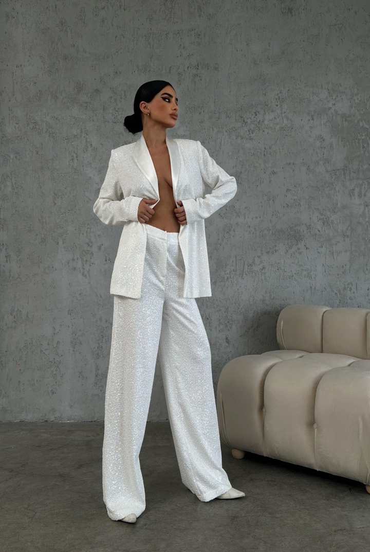 A wholesale clothing model wears sbe11274-suit-white, Turkish wholesale Suit of Sobe