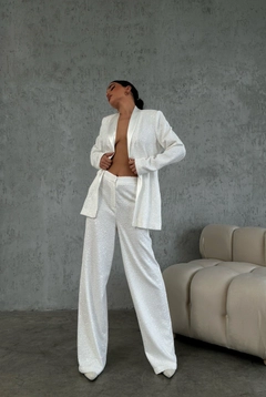 A wholesale clothing model wears sbe11274-suit-white, Turkish wholesale Suit of Sobe