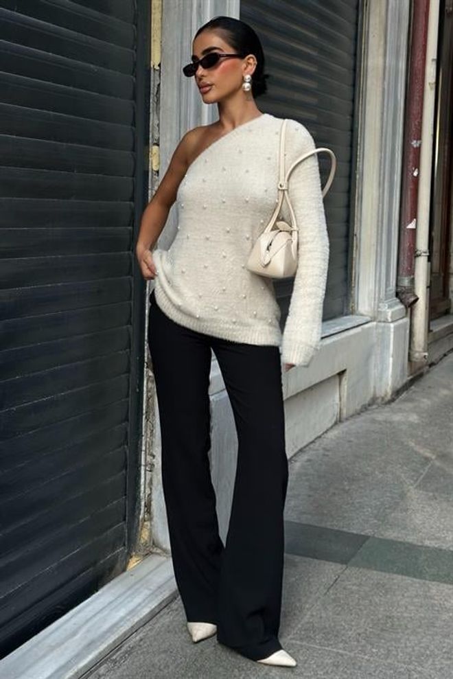 Sobe Istanbul White Oversized Fit Sweater With One Shoulder Neck Wholesale Clothing 1