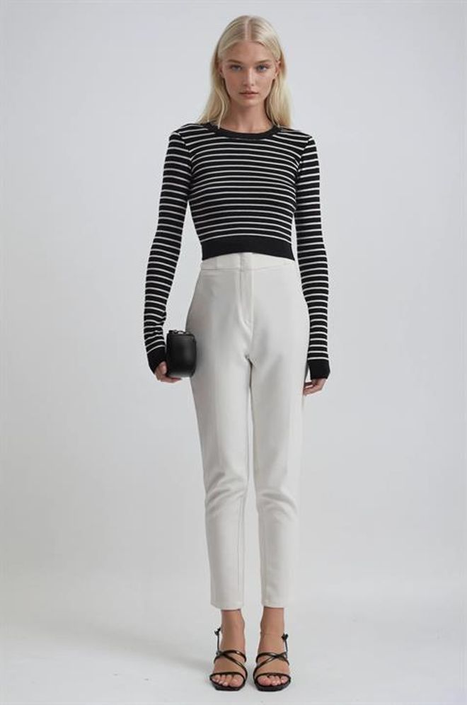 Sobe Istanbul سترة مخططة ضيقة بقصة اقتصاص باللون الأسود ملابس بالجملة غير رسمي