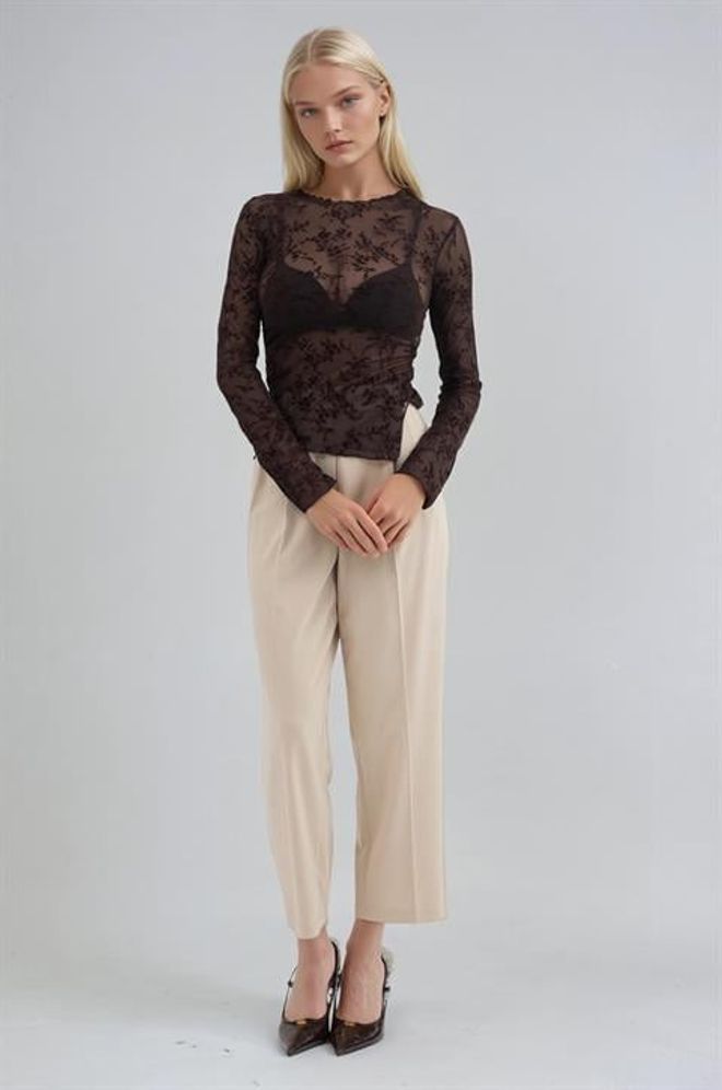 Sobe Istanbul بلوزة سوداء منقوشة بالأزهار بقصة ضيقة وأكمام طويلة ملابس بالجملة عمل