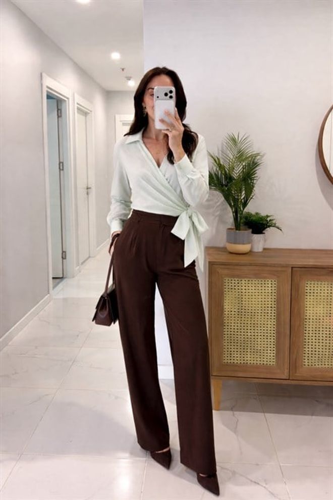 Sobe Istanbul Balti Eleganti Prigludusi Marškiniai Su V Formos Iškirpte Ir Kaklaraiščiu Didmeninė prekyba drabužiais Kokteilinė