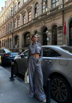 Bir model, Sobe toptan giyim markasının sbe11699-suit-gray toptan Takım ürününü sergiliyor.