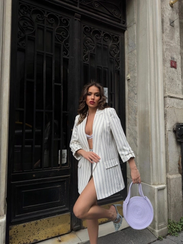 Una modella di abbigliamento all'ingrosso indossa  Giacca Blazer - Crema
, vendita all'ingrosso turca di Giacca di Sobe