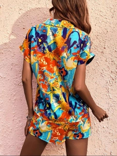 Bir model, Sobe toptan giyim markasının 15661 - Patterned Set With Short and Shirt - Multicolored toptan Takım ürününü sergiliyor.