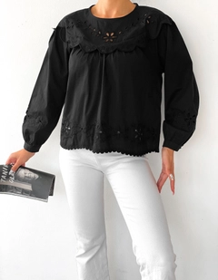 Bir model, Sobe toptan giyim markasının 16579 - Blouse - Black toptan Bluz ürününü sergiliyor.