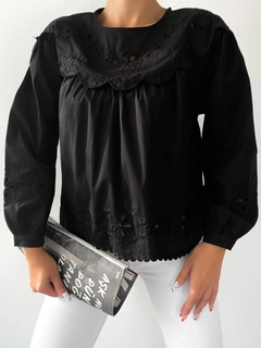Um modelo de roupas no atacado usa 16579 - Blouse - Black, atacado turco Blusa de Sobe