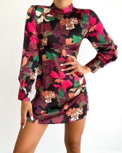 Bir model, Sobe toptan giyim markasının 16604 - Dress - Mix Color toptan Elbise ürününü sergiliyor.