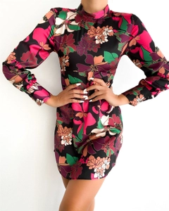 Bir model, Sobe toptan giyim markasının 16604 - Dress - Mix Color toptan Elbise ürününü sergiliyor.
