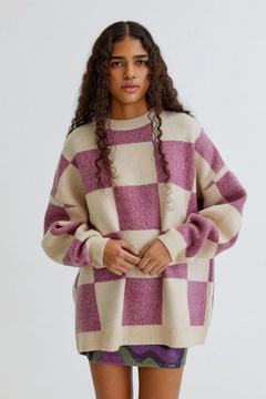 Ein Bekleidungsmodell aus dem Großhandel trägt 17628 - Sweater - Pink, türkischer Großhandel Pullover von Sobe
