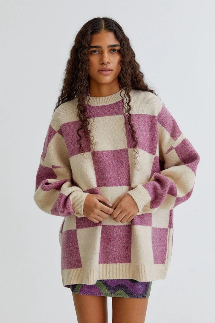 Bir model, Sobe toptan giyim markasının 17628 - Sweater - Pink toptan Kazak ürününü sergiliyor.