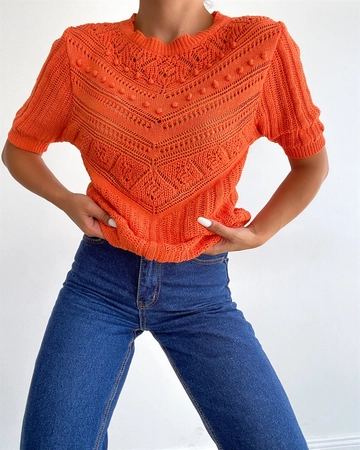 Bir model, Sobe toptan giyim markasının  Süveter - Turuncu
 toptan Kazak ürününü sergiliyor.