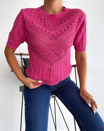 Bir model, Sobe toptan giyim markasının  Süveter - Fuşya
 toptan Kazak ürününü sergiliyor.