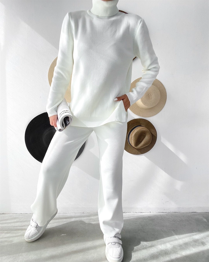 Bir model, Sobe toptan giyim markasının 18003 - Suit - Ecru toptan Takım ürününü sergiliyor.