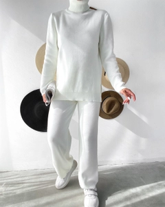 Ένα μοντέλο χονδρικής πώλησης ρούχων φοράει 18003 - Suit - Ecru, τούρκικο Ταγέρ χονδρικής πώλησης από Sobe