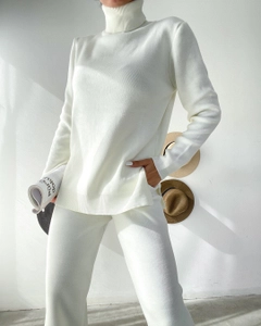 Bir model, Sobe toptan giyim markasının 18003 - Suit - Ecru toptan Takım ürününü sergiliyor.