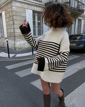 A model wears 20109 - Striped Sweater - Black, wholesale Sweater of Ilia to display at Lonca