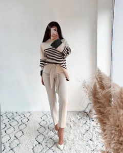 Bir model, Ilia toptan giyim markasının 20109 - Striped Sweater - Black toptan Kazak ürününü sergiliyor.