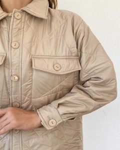 Bir model, Sobe toptan giyim markasının 29856 - Jacket - Beige toptan Ceket ürününü sergiliyor.